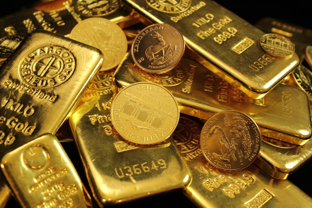 XAUUSD steadies after briefly touching an all-time high