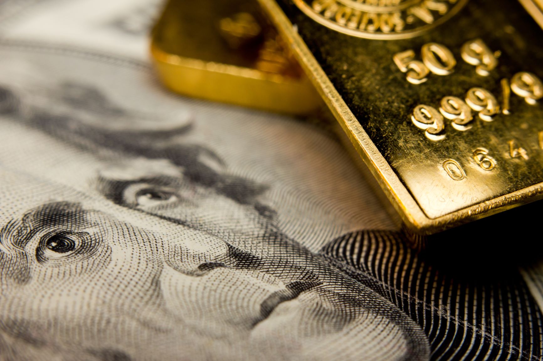XAUUSD растет на фоне ожиданий снижения ставки ФРС