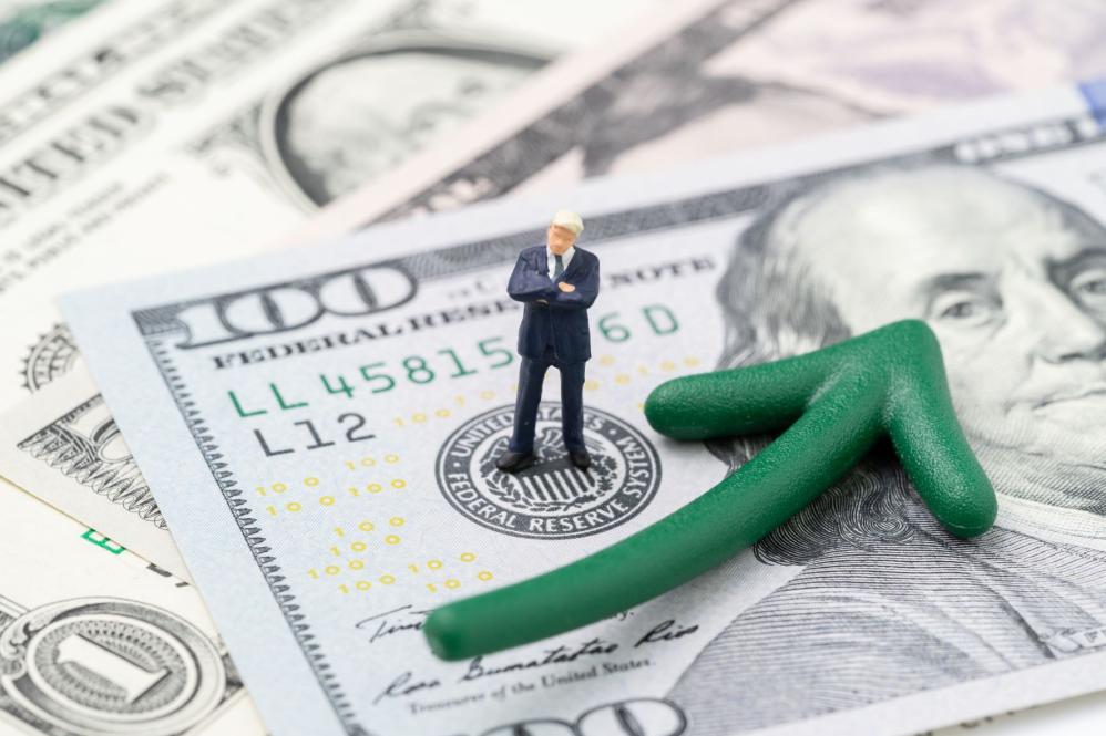 Dollar surges towards 200-SMA as Treasury yields jump