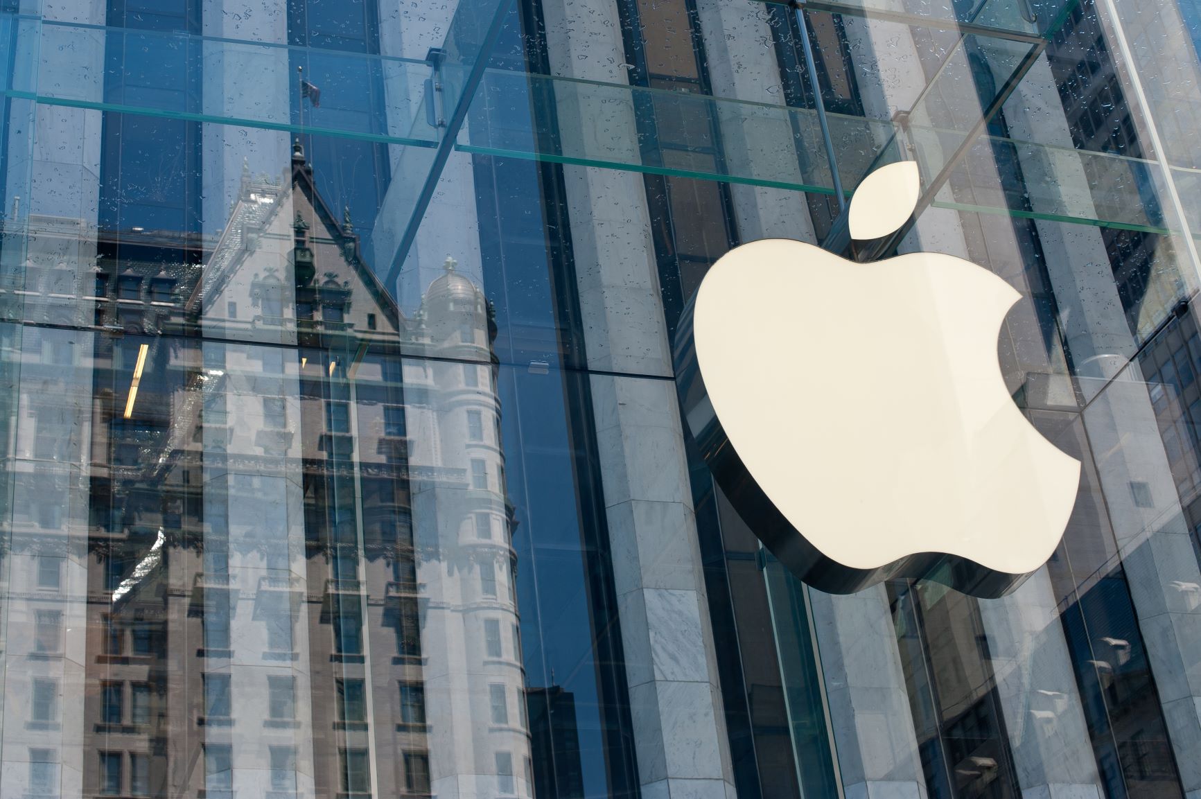 Apple shares may move 3.5% on Friday